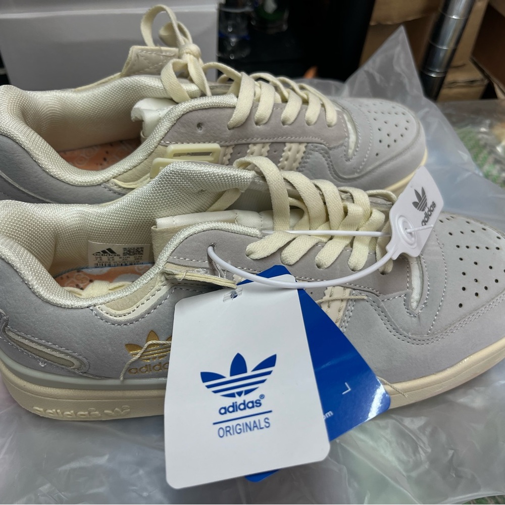 Adidas women size 7..5   New shoes